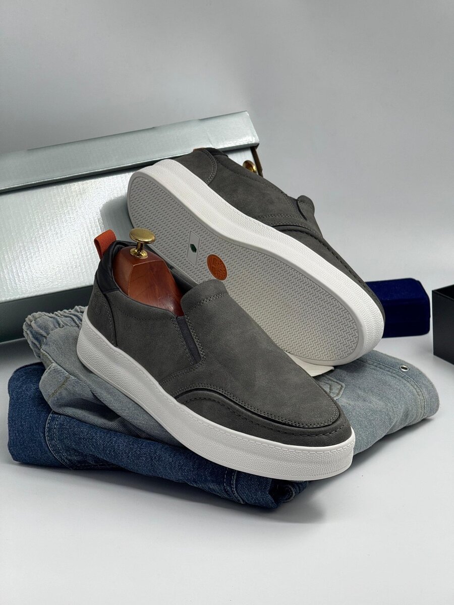 TIMBERLAND GREY AND WHITE