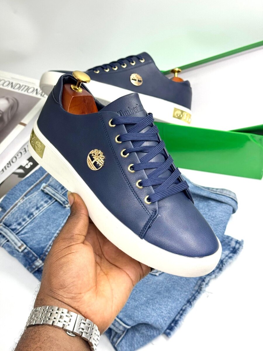 TIMBERLAND NAVY AND WHITE