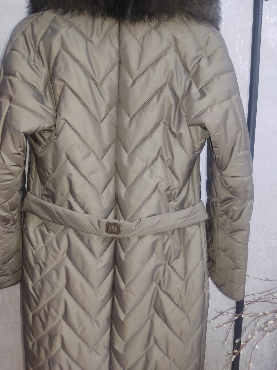 Лёгкий , стильный пуховик.