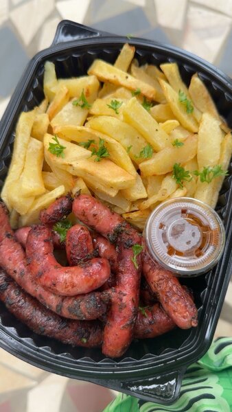 Assiette de saucisses grillées frites