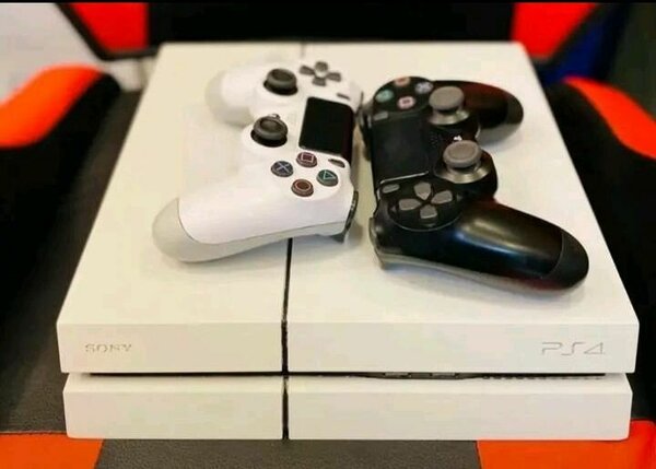 Sony PS4 Slim 500Go blanche avec manettes