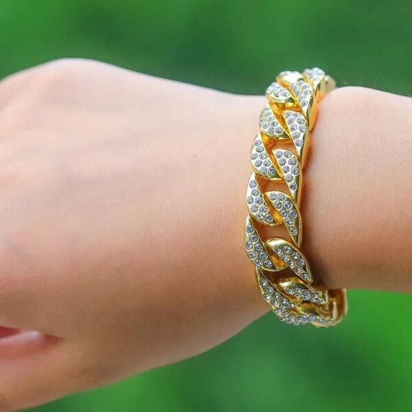 Bracelet doré chic et brillant