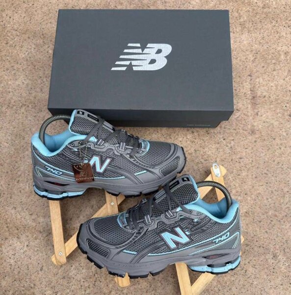 New Balance Sneakers 740