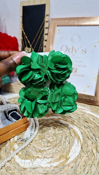 Boucles fleur verte élégante