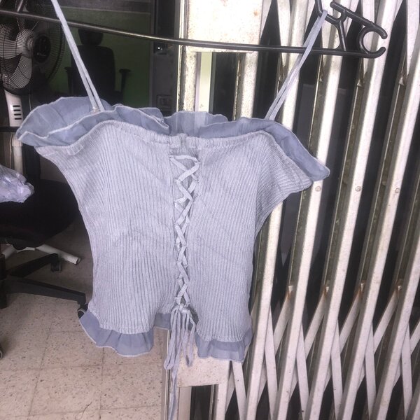 Top à volants bleu clair