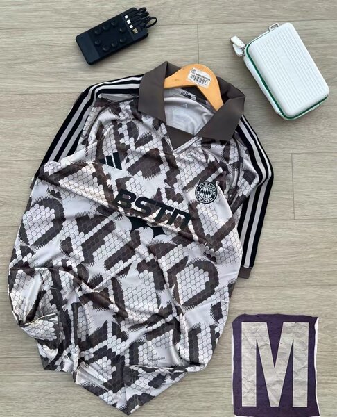 Maillot de football serpent