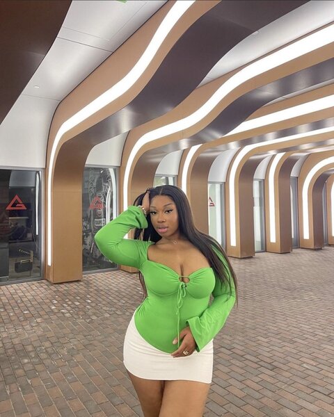 Top vert moulant & jupe courte