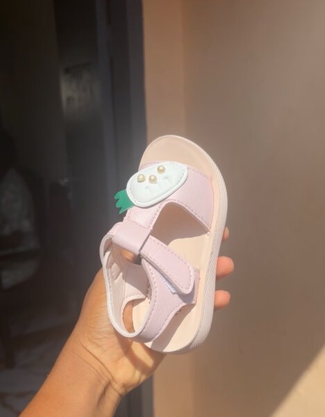 Sandales roses adorables pour enfants