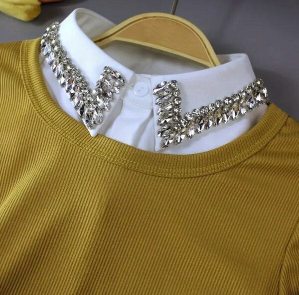 Faux collier détachable avec strass