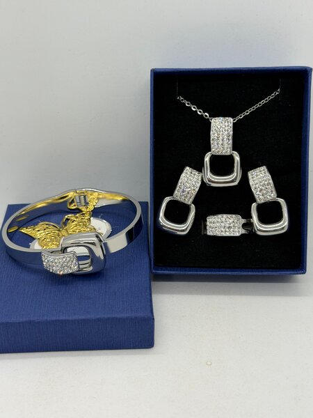 Ensemble de bijoux argenté avec diamants