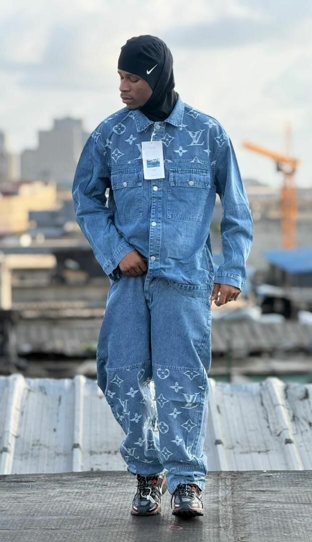 Tenue en jean avec motifs élégants