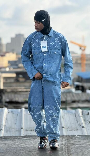 Tenue en jean avec motifs élégants