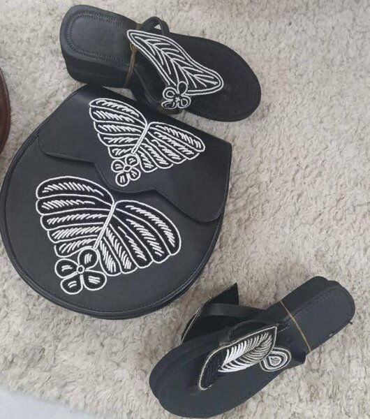 Sac à main en cuir et sandales assorties