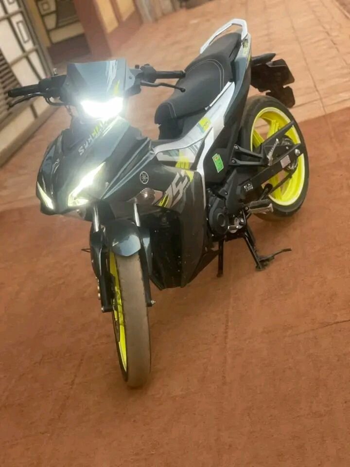 Moto sportive urbaine rapide