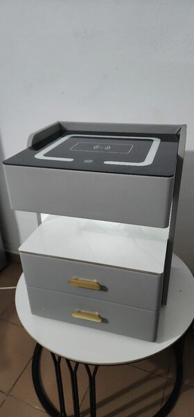 Table de chevet avec chargeur sans fil