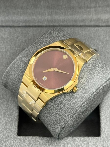 Montre élégante en métal doré