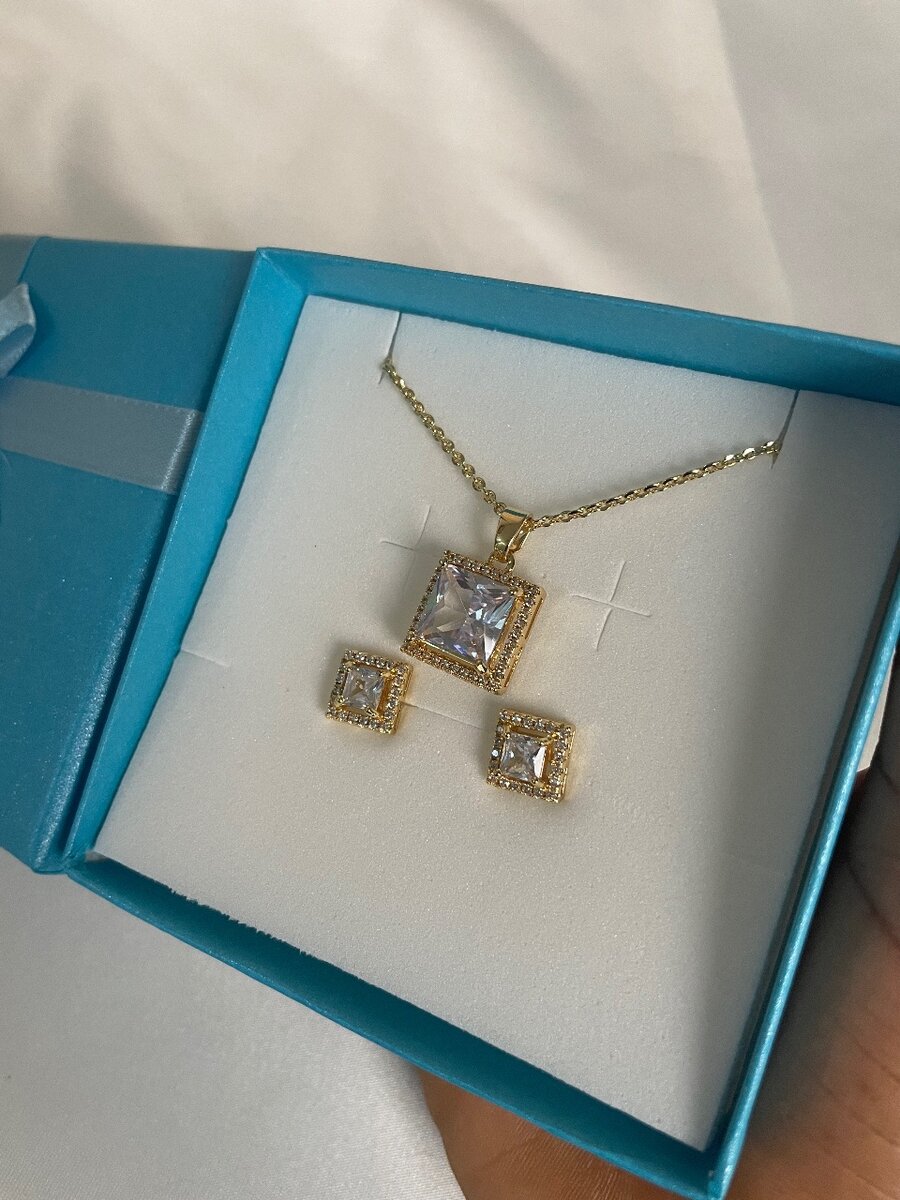 Necklace and earring set