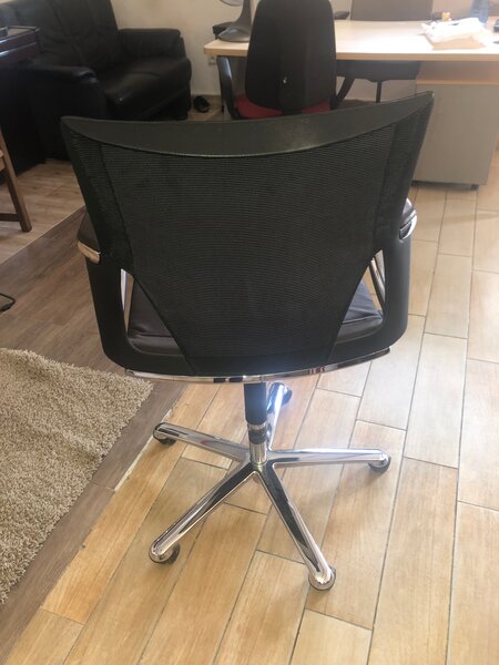 Chaise de bureau ergonomique en noir