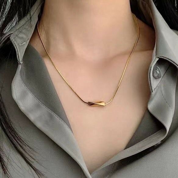 Ladies curved bar necklace