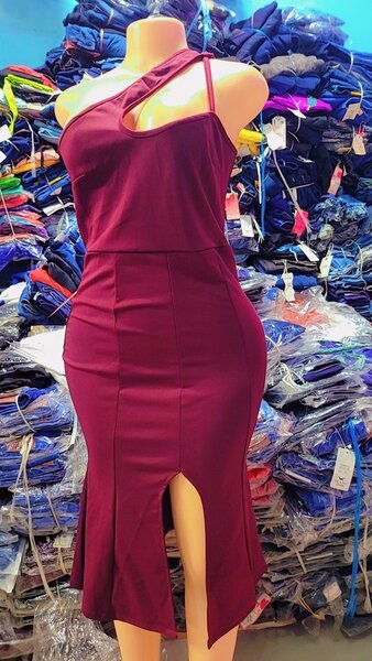 Robe bordeaux fendue élégante