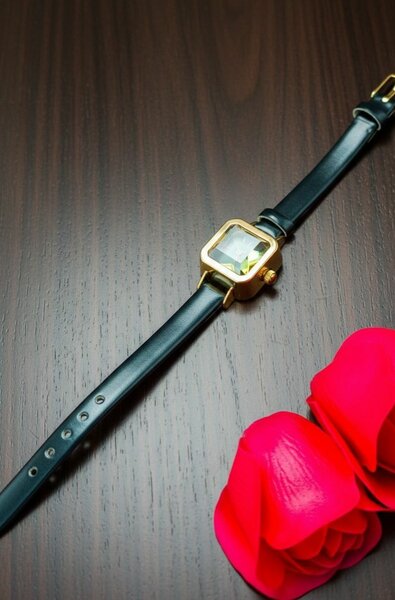 Montre élégante dorée