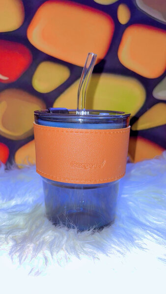 Verre en verre avec paille