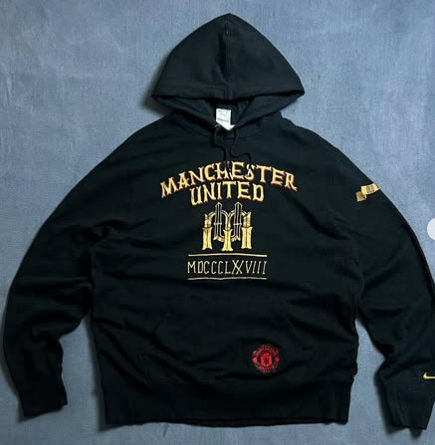 Nike Manchester United old Trafford hoodie size: L/XL