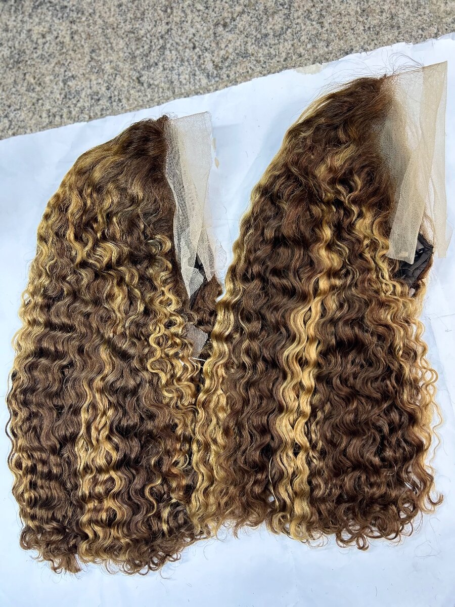 Perruque en dentelle bouclée colorée