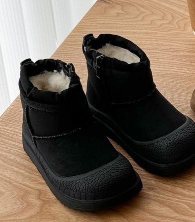 Красивые, практичные угги. Хорошо сидят на ноге, смотрятся аккуратно. 🏷️размеры 27-31