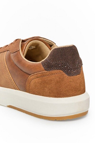 Baskets en cuir marron