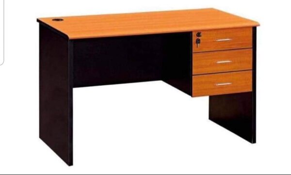 Bureau avec tiroirs verrouillables