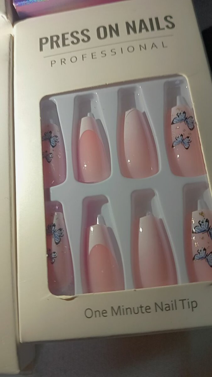 Faux ongles confectionner à la machine avec design