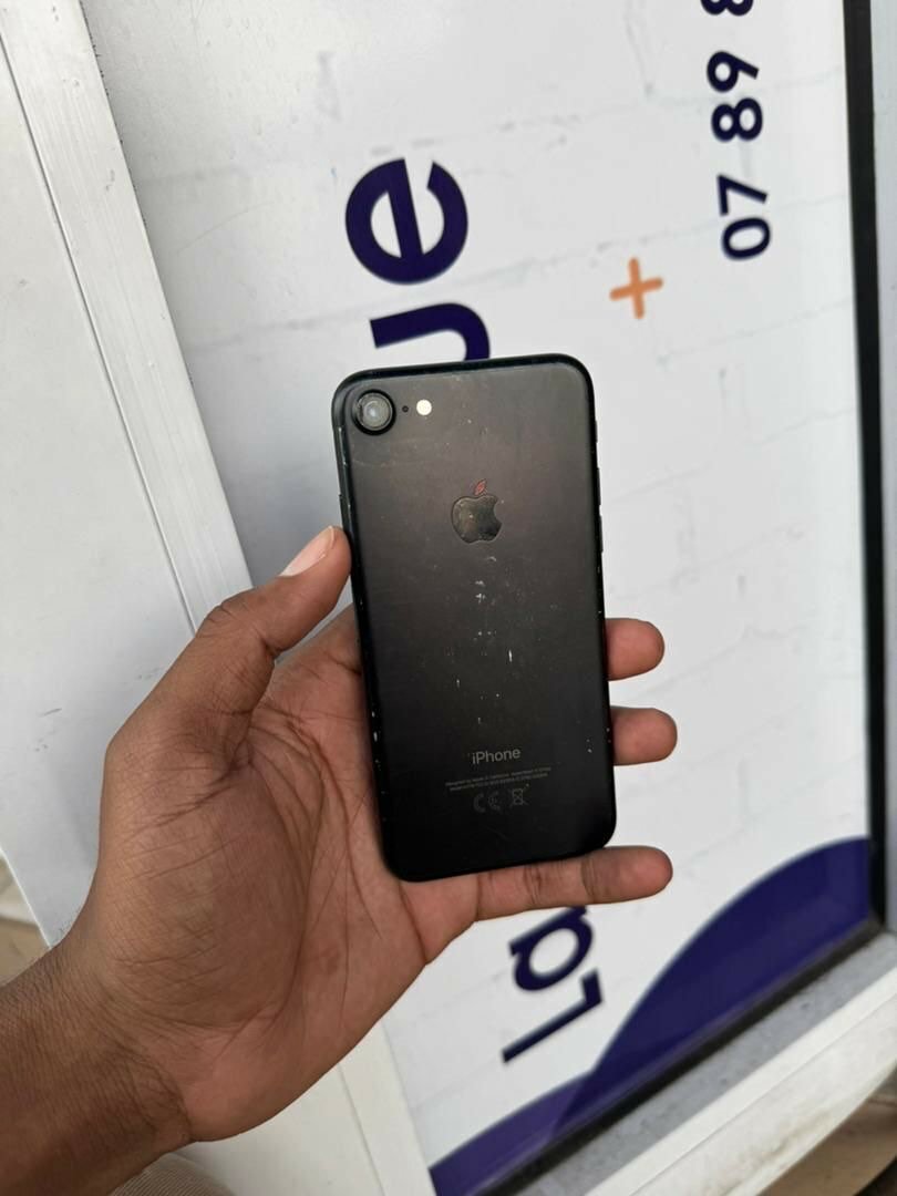 iPhone 7 simple 32Go quasi neuf 35.000