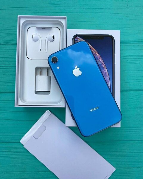 iPhone XR bleu avec accessoires