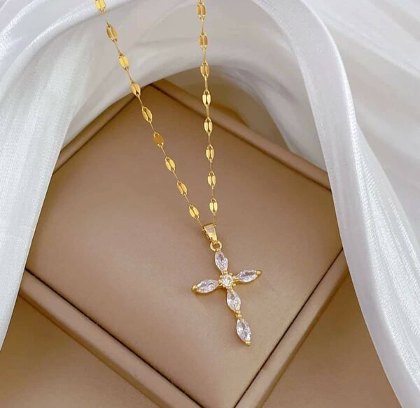 Collier croix doré étincelant