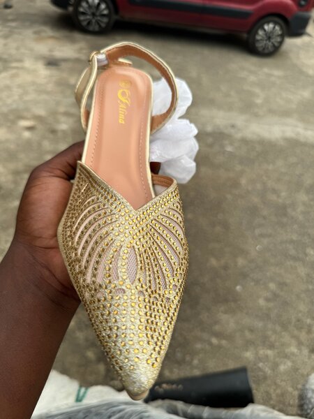 Escarpins dorés élégants