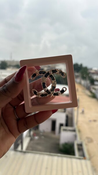 Broche élégante en strass