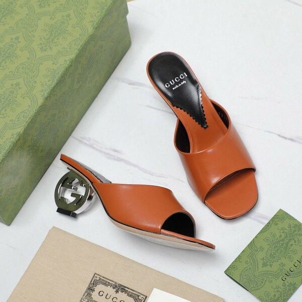 Heeled slipper