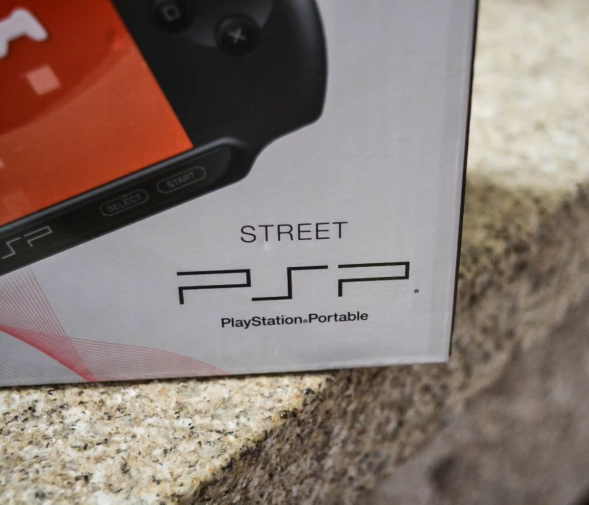 PSP nouveau dans carton + 50 jeux avec 1 pochette offerte