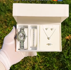 Комплект с наручными часами для женщин