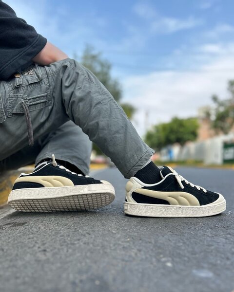 Sneakers en daim noir et beige