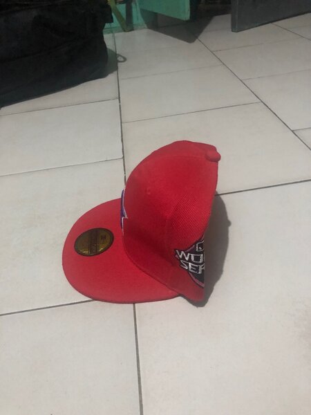 Casquette rouge avec étoile