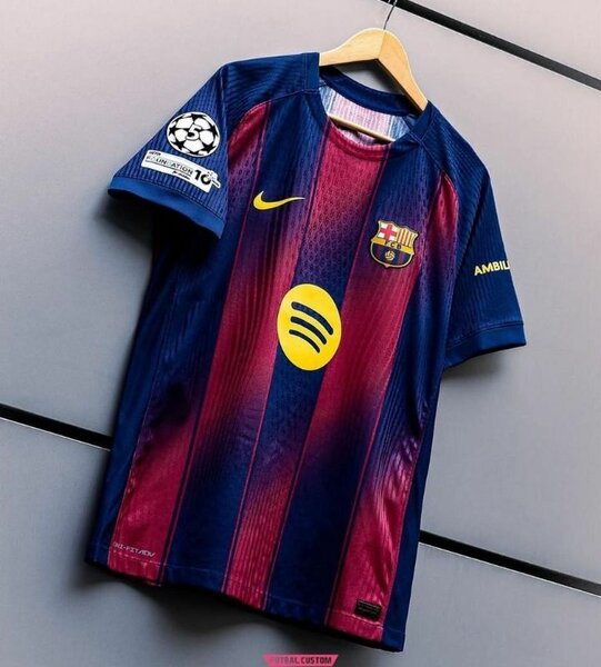 Maillot de foot bleu et rouge