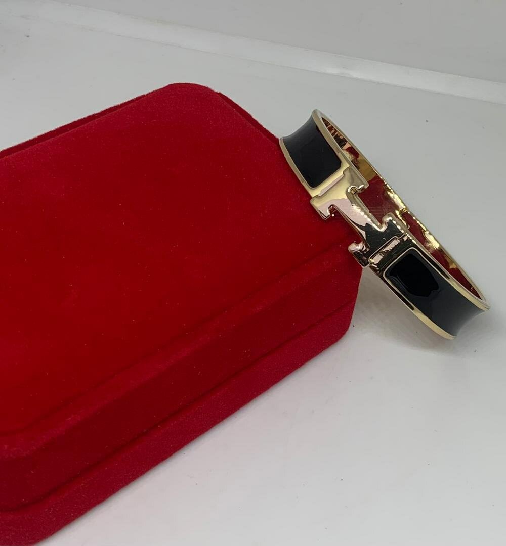 Gourmette femme avec un jolie coffret