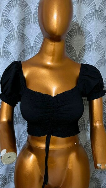 Haut court noir à manches bouffantes