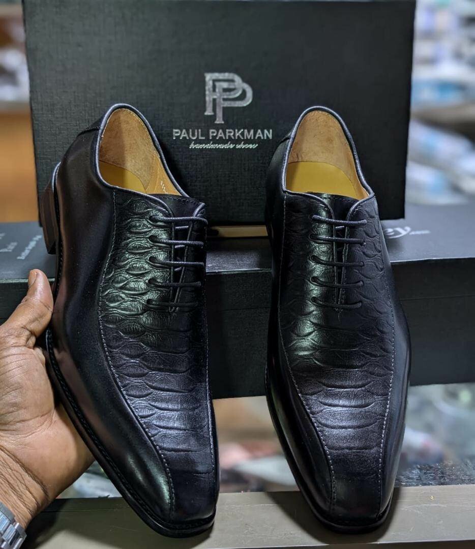 Chaussures en cuir noir élégant