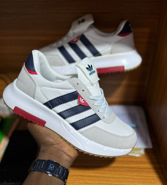pair adidas authentiques