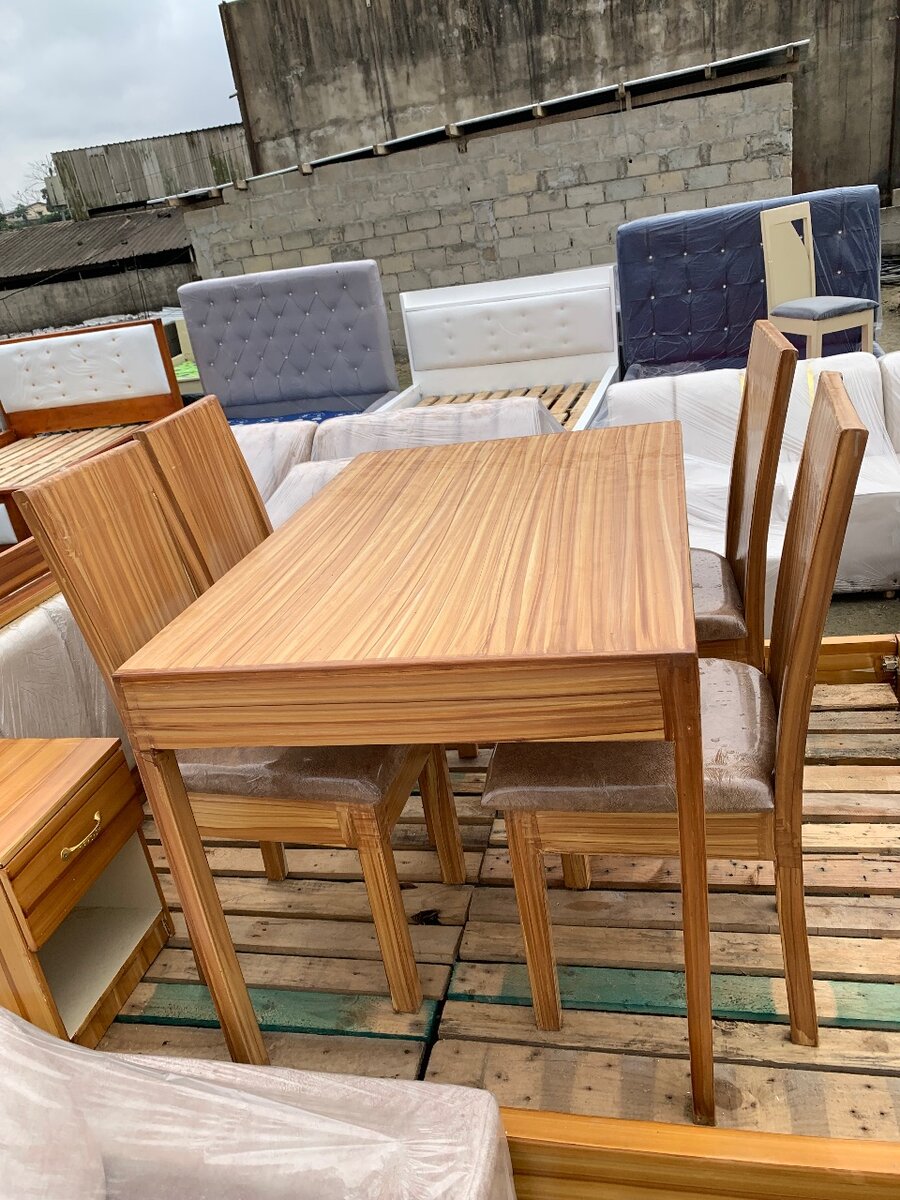 Table à manger en bois moderne
