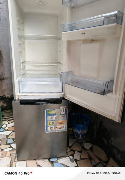 Réfrigérateur en acier inox moderne