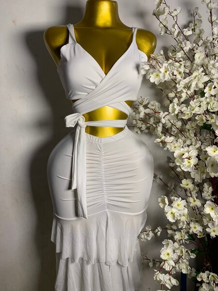 Robe blanche élégante croisée